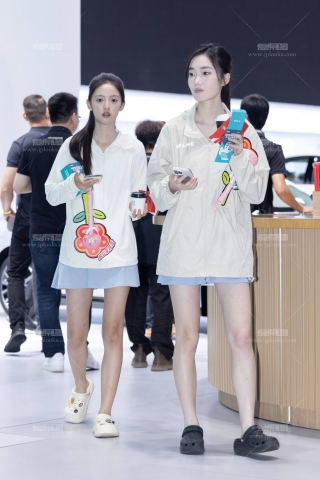 LB008-46P 展会拍摄两位光腿美女小礼仪