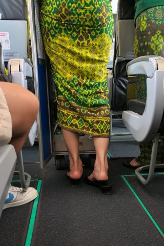 【UL】外航乘务员提供服务时玩鞋抓拍