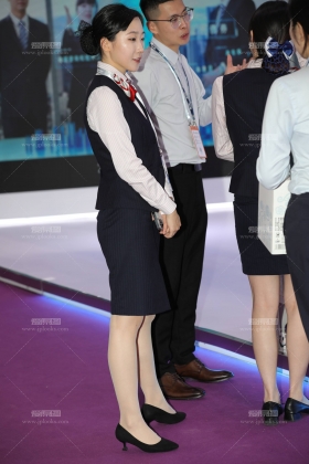 某银行轻熟职员肉丝细高跟制服【套图✚4K视频】