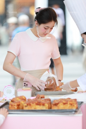 肉丝好利来小姐姐温婉动人【套图➕单反视频】