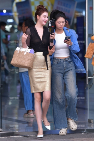 金色裙装穿搭 250918-70