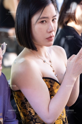 LB141-63P 上海时装周-美胸少妇拍她被发现了哈哈