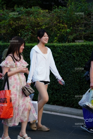 某大型车展拍到的所有漏丝袜脚尖美女图集