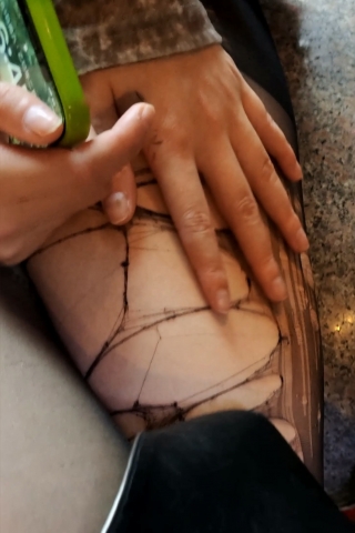 风骚女当街自摸自扯破黑丝袜给路人看1mnzcpdswh