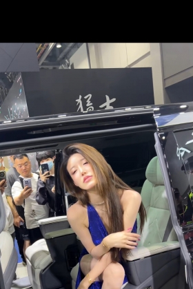 苏老师的大方展示她新做的美甲