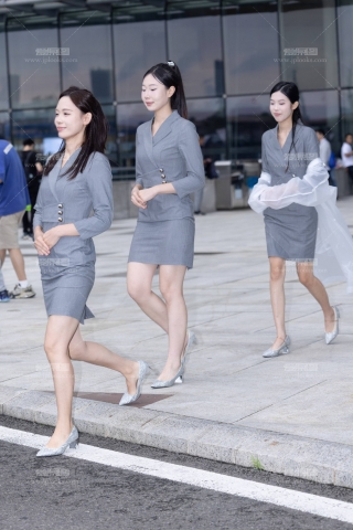 LB242-68P 成都车展-馆内偶遇几个礼仪小姐姐